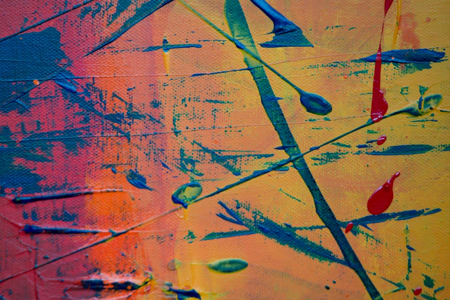 Pittura astratta con pennellate audaci blu, rosse, arancioni e gialle.