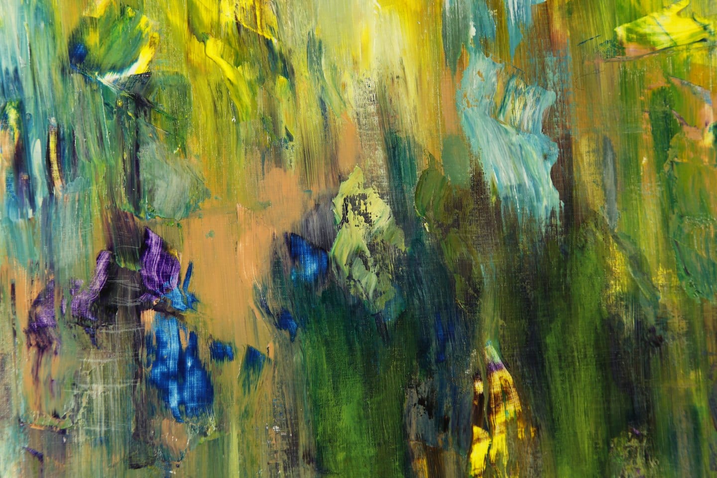 Dipinto a olio astratto con pennellate verticali materiche di colore vivace.