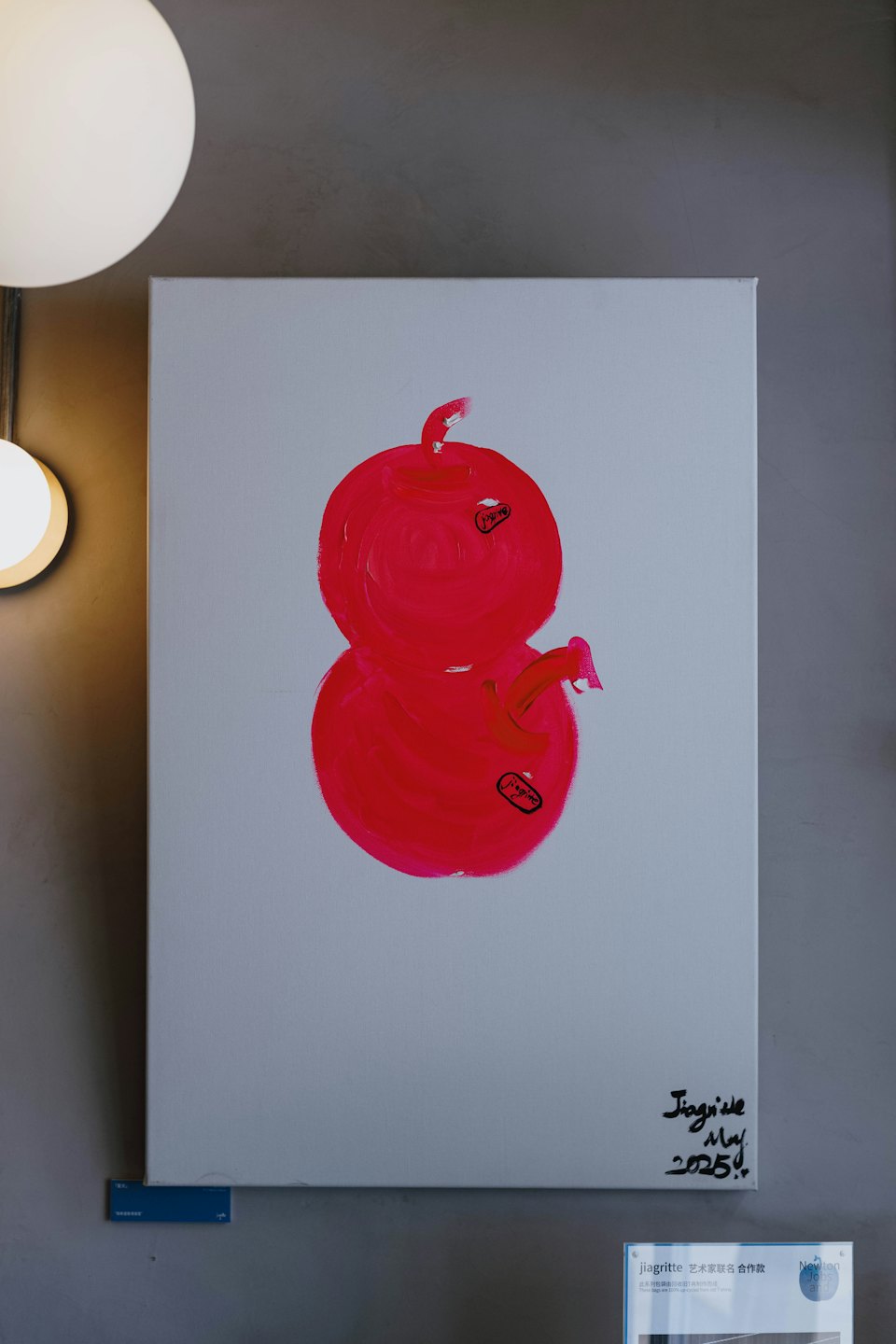 Quadro astratto moderno rosso esposto su una parete di galleria.